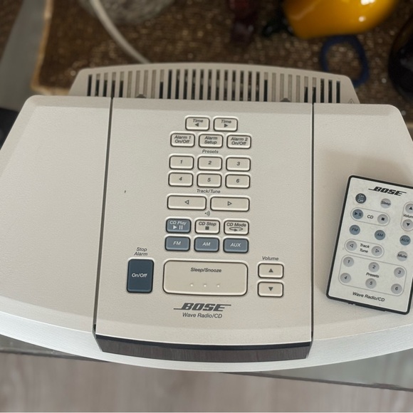 Bose White Wave Radio with Remote Control - Picture 3 of 4